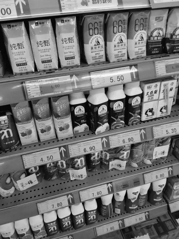 最近牛奶价格卷起来了，这可太让人兴奋了！去超市逛一圈，到处都是牛奶的促销活动。以