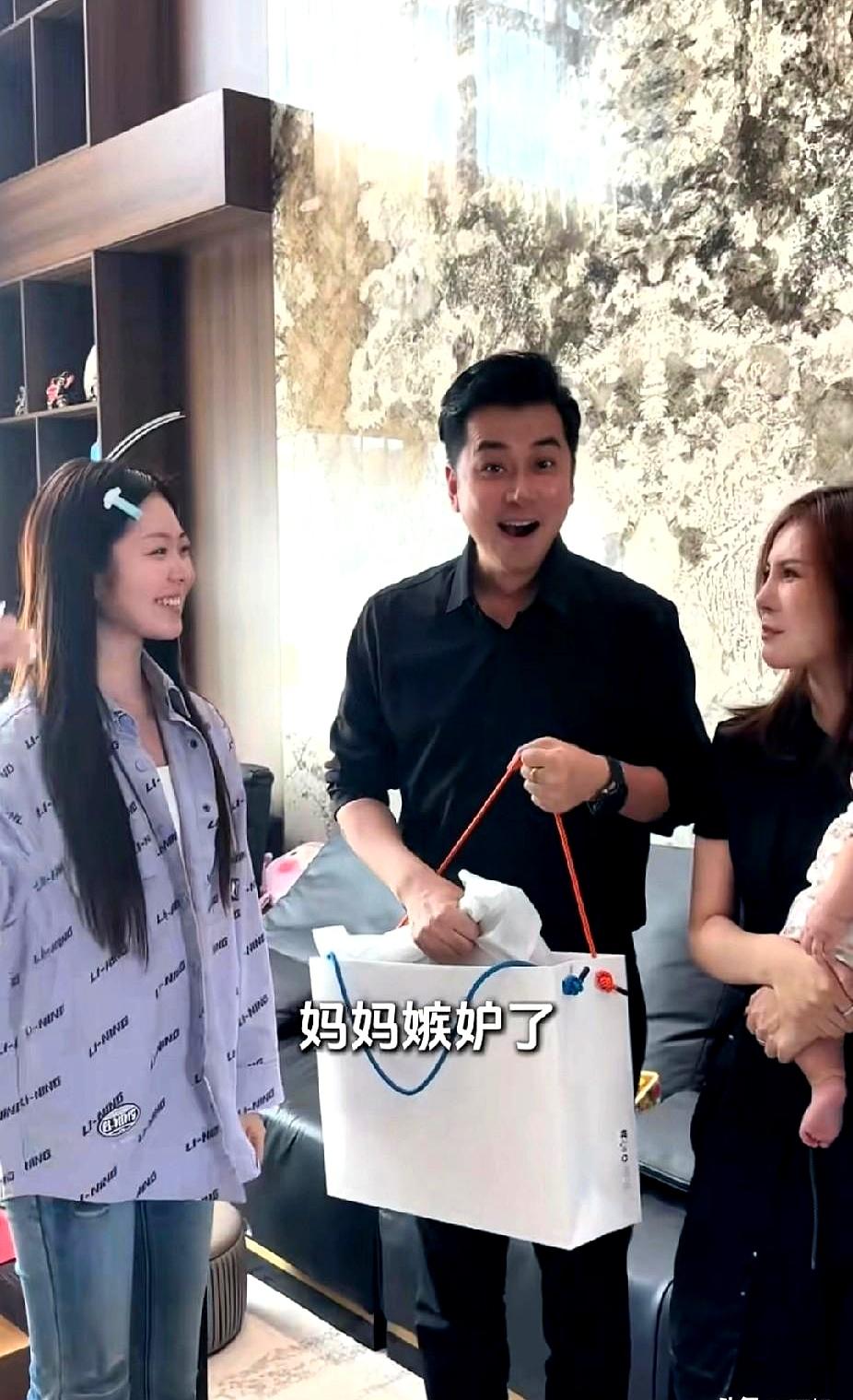 谁说女儿长大就变“漏风”了？这子妍简直就是路哥的“顶配版”小棉袄！老爸生日