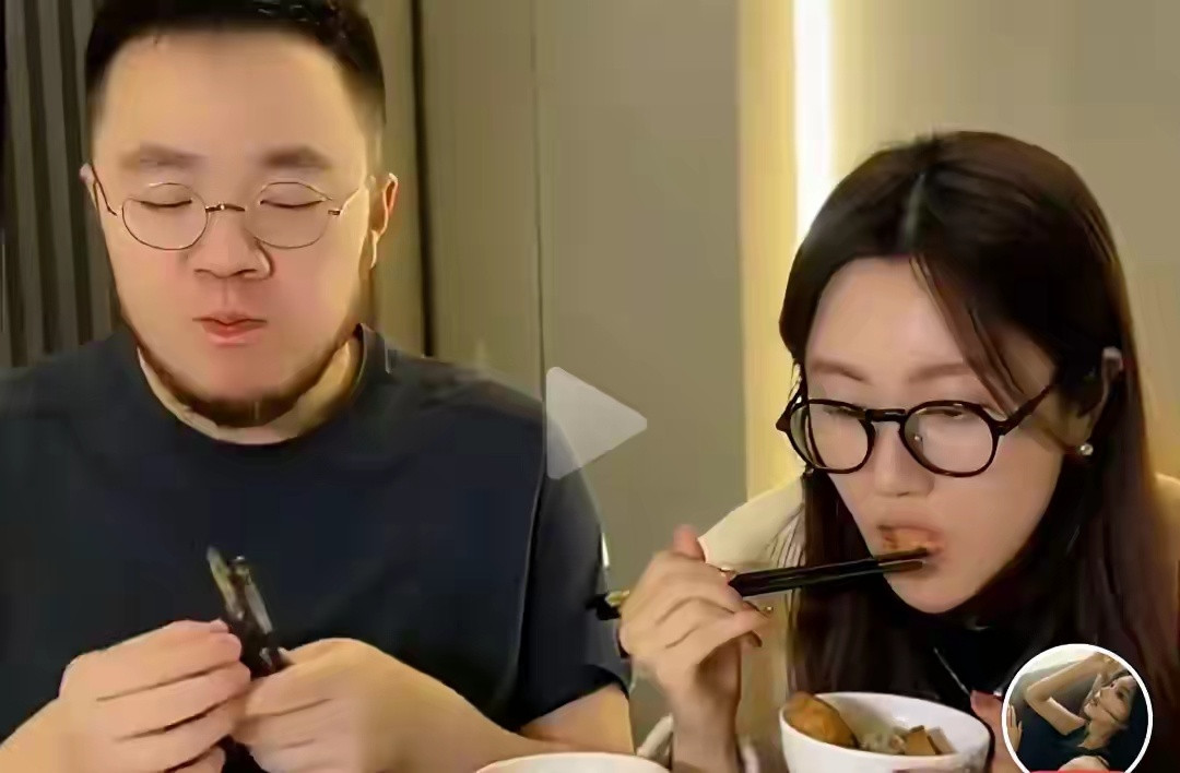 宋丹丹说巴图在学业上并不出色，开家长会从来没有笑着回来的，她一度觉得巴图能养活他