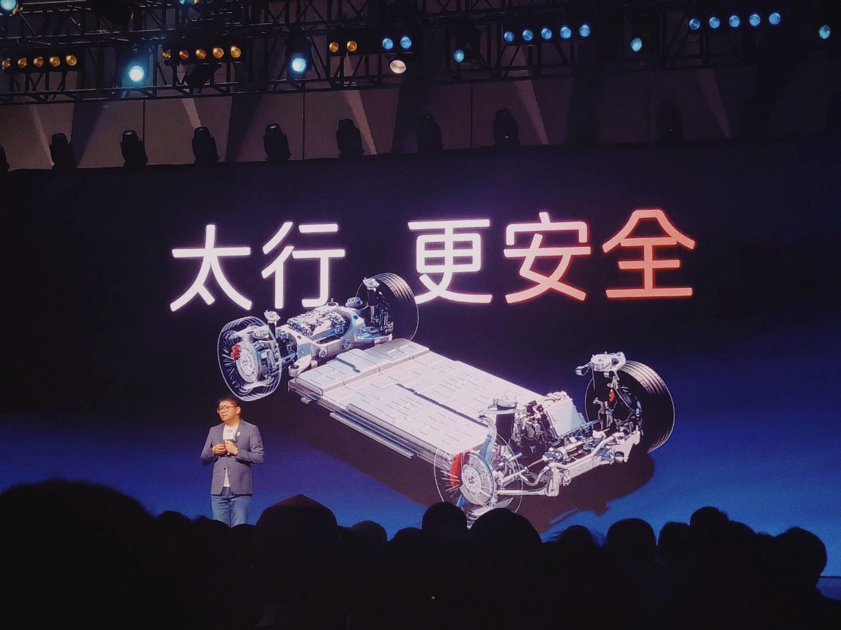 阿维塔今天正式发布了太行智控2.0技术。简单说，这技术能让你的车像有个“隐形保镖