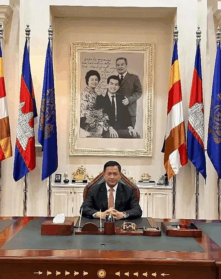 洪玛奈的首相办公室真是威风气派！在宽大的办公桌后，洪玛奈端坐于一把尖靠背的椅子上