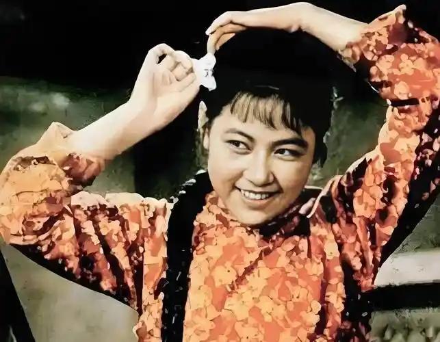 追她的人，据说能从北京排到南京，一堆的首长，一堆的大领导，削尖了脑袋想把这位红遍