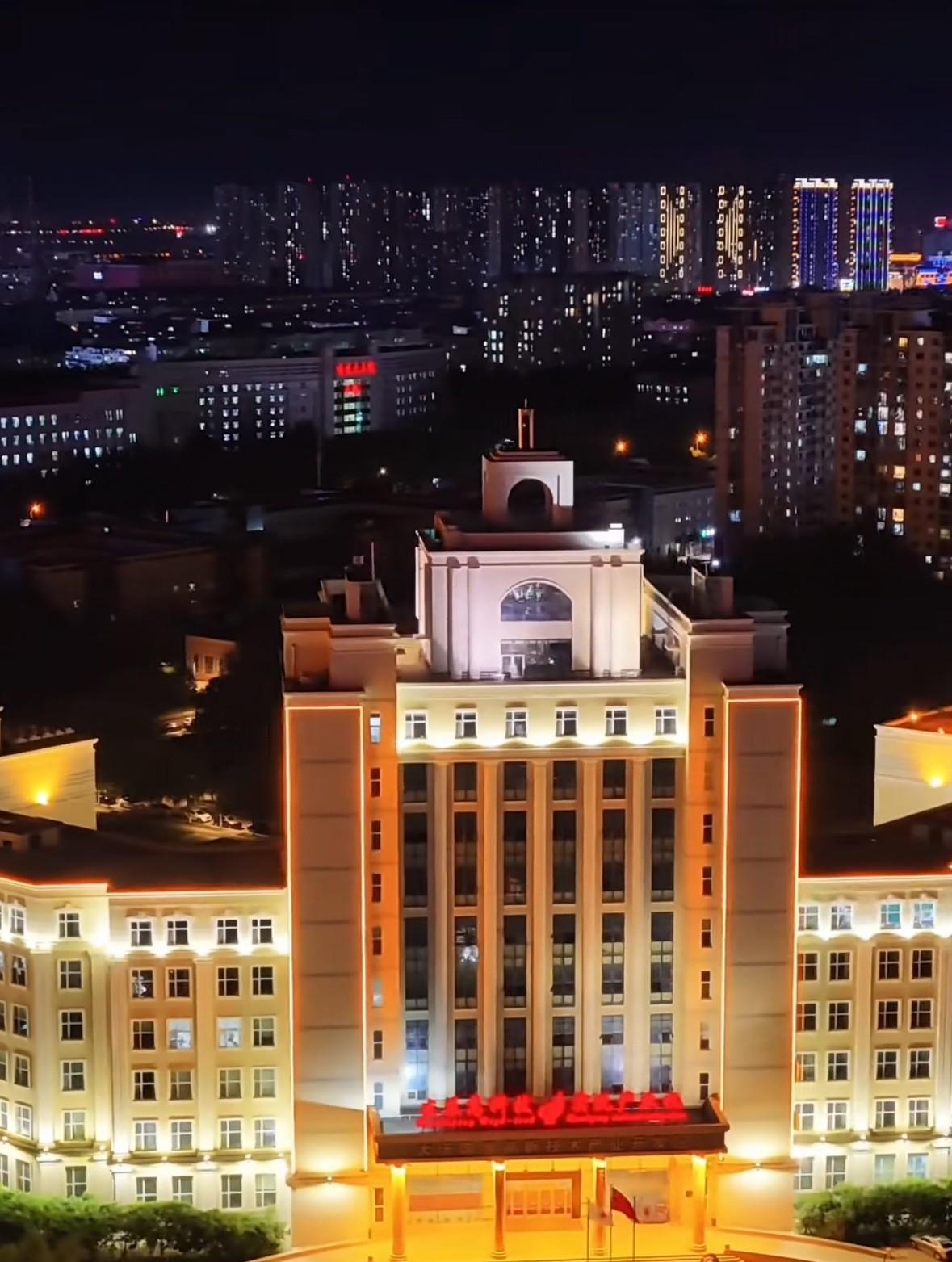 美丽的大庆，尽管大庆是一座新兴的石油城市，但是，城市建设绝对有大城市的风貌。夜