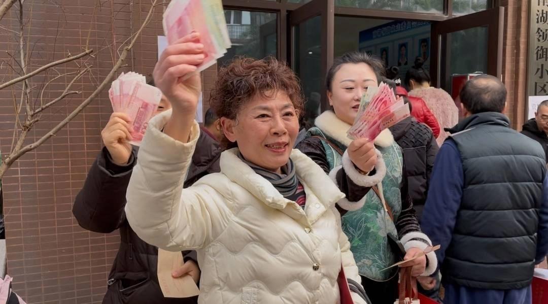 别人家的小区又来“拉仇恨”了！这两天，四川自贡南湖领御小区的业主们，脸上都快