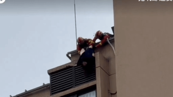 这名女子现在估计后悔极了。她怎么也不会想到，自己一时冲动想要跳楼，却在与消防