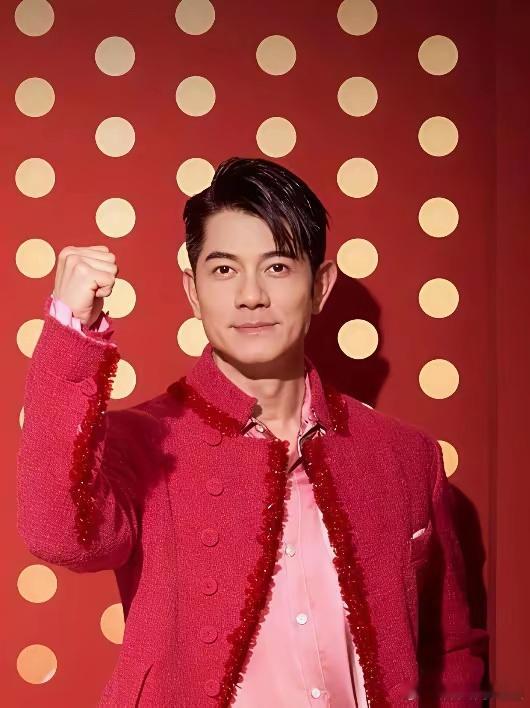 看了郭富城在春晚的表现，终于知道方媛为什么会嫁给他了，不是因为他是顶流，也不是因