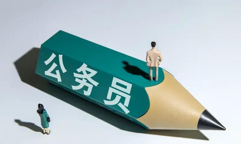 治理违规吃喝有新招公职人员在上班期间都应该统一服装，让老百姓一看就是公