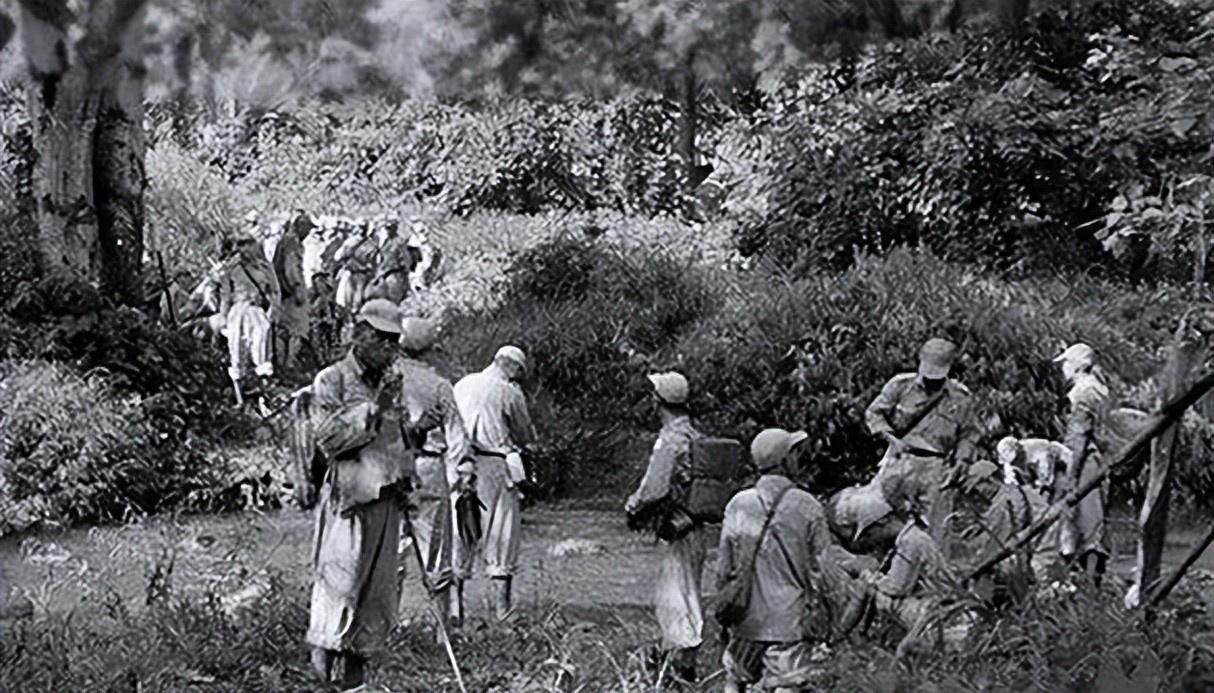 1950年国军军长投降后懊悔道：早知道，我就带着几千弟兄冲出去了。说这话的