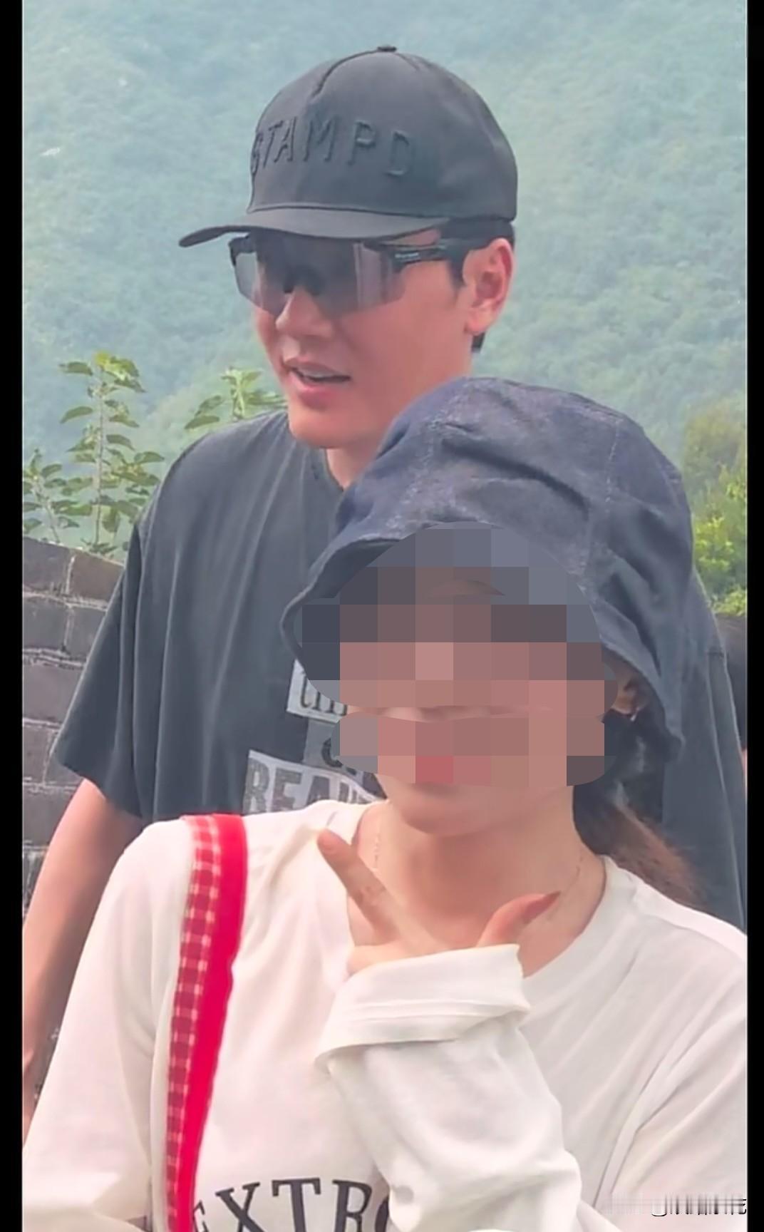 近日，有网友在北京慕田峪长城偶遇冯绍峰带儿子爬长城。路人镜头下的冯绍峰四肢纤细清