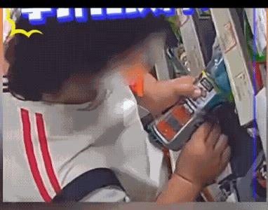 女子在无人便利店用针疯狂的扎各种瓶装饮料，女士卫生巾等对密封有要求的商品，监控拍