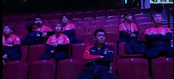耐人寻味！coco身后竟然坐着六名日本教练！意欲何为？大家注意到了吗？昨天晚上石