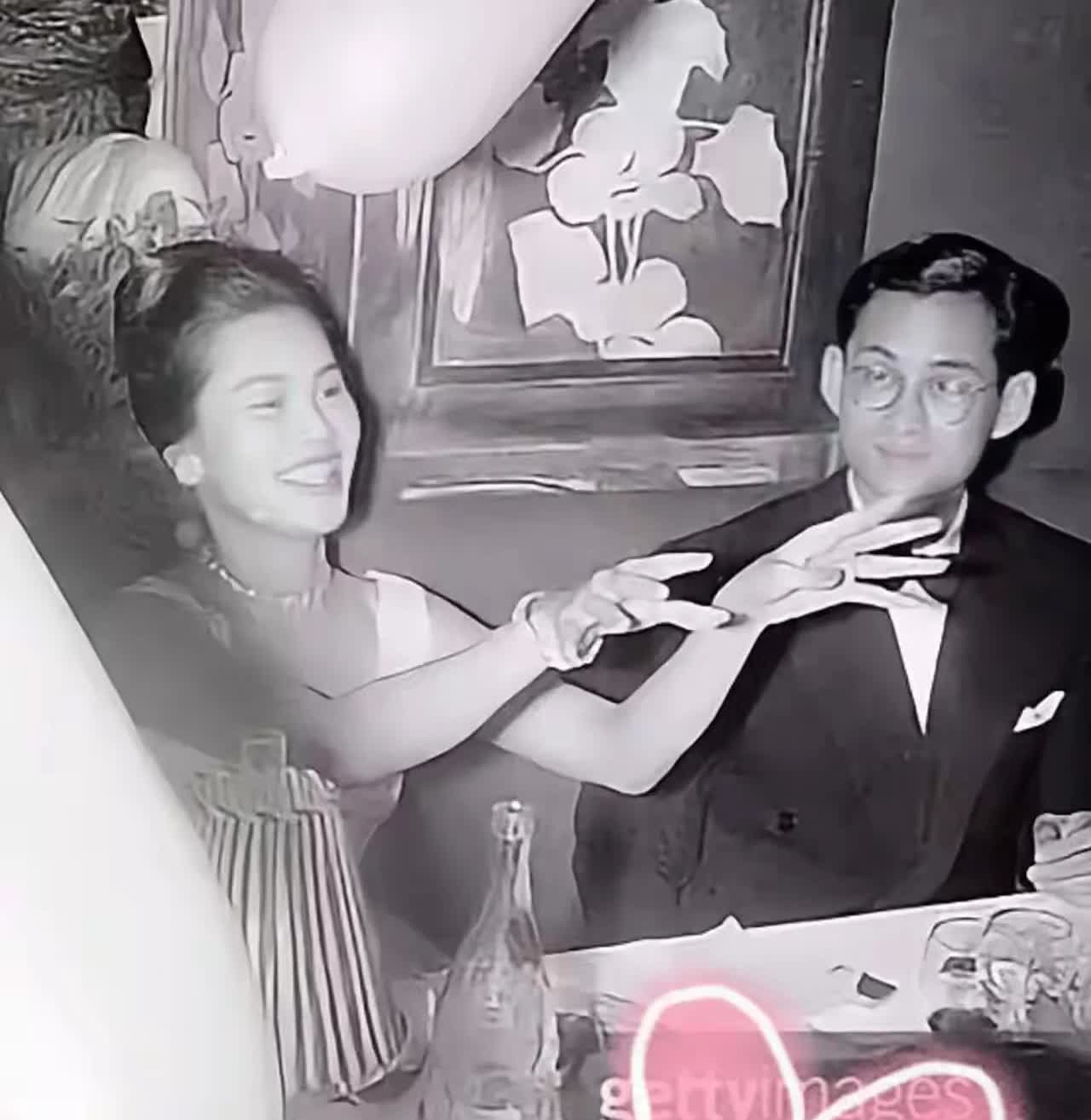 诗丽吉王后在老泰王身旁总是一副自信幸福的样子，如果没有她出轨的这回事，他们的爱情