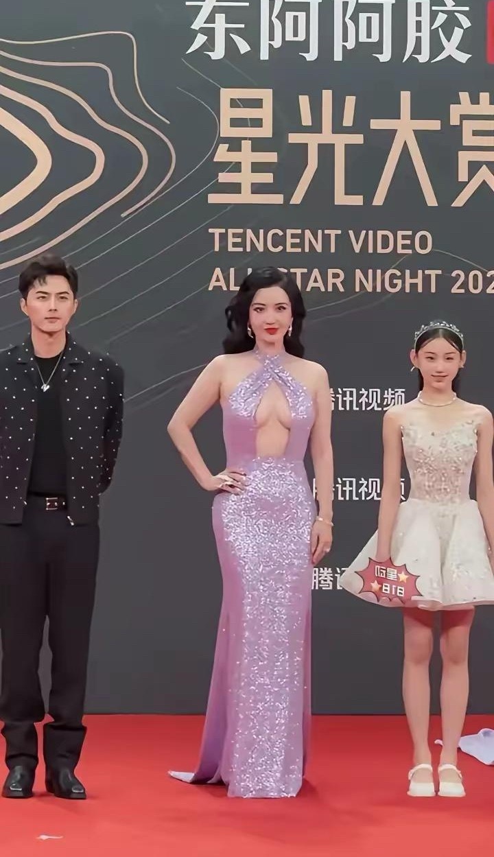 整个娱乐圈里就张萌让我十分让人琢磨不透你说她很有钱吧，但是每次出席活动，活脱脱的