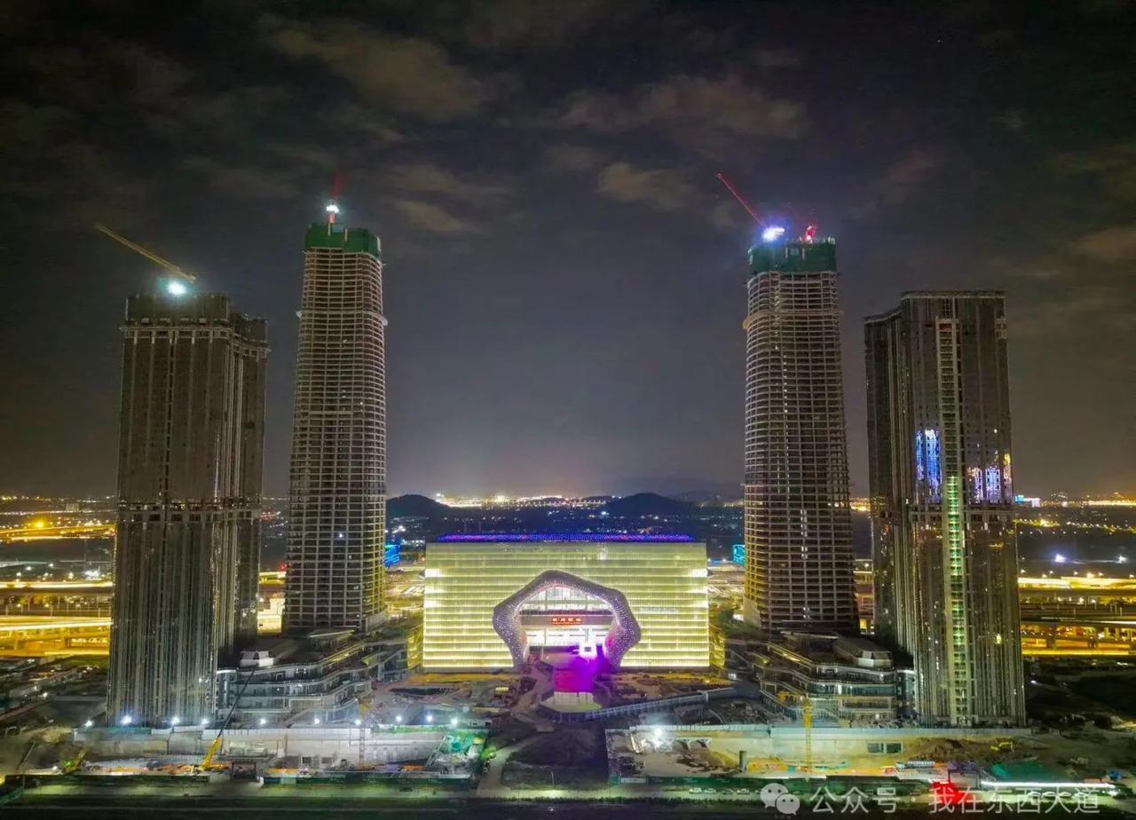 杭州300米中轴线地标云门中心B塔封顶云门中心（即云城南区“金手指”综合体项目