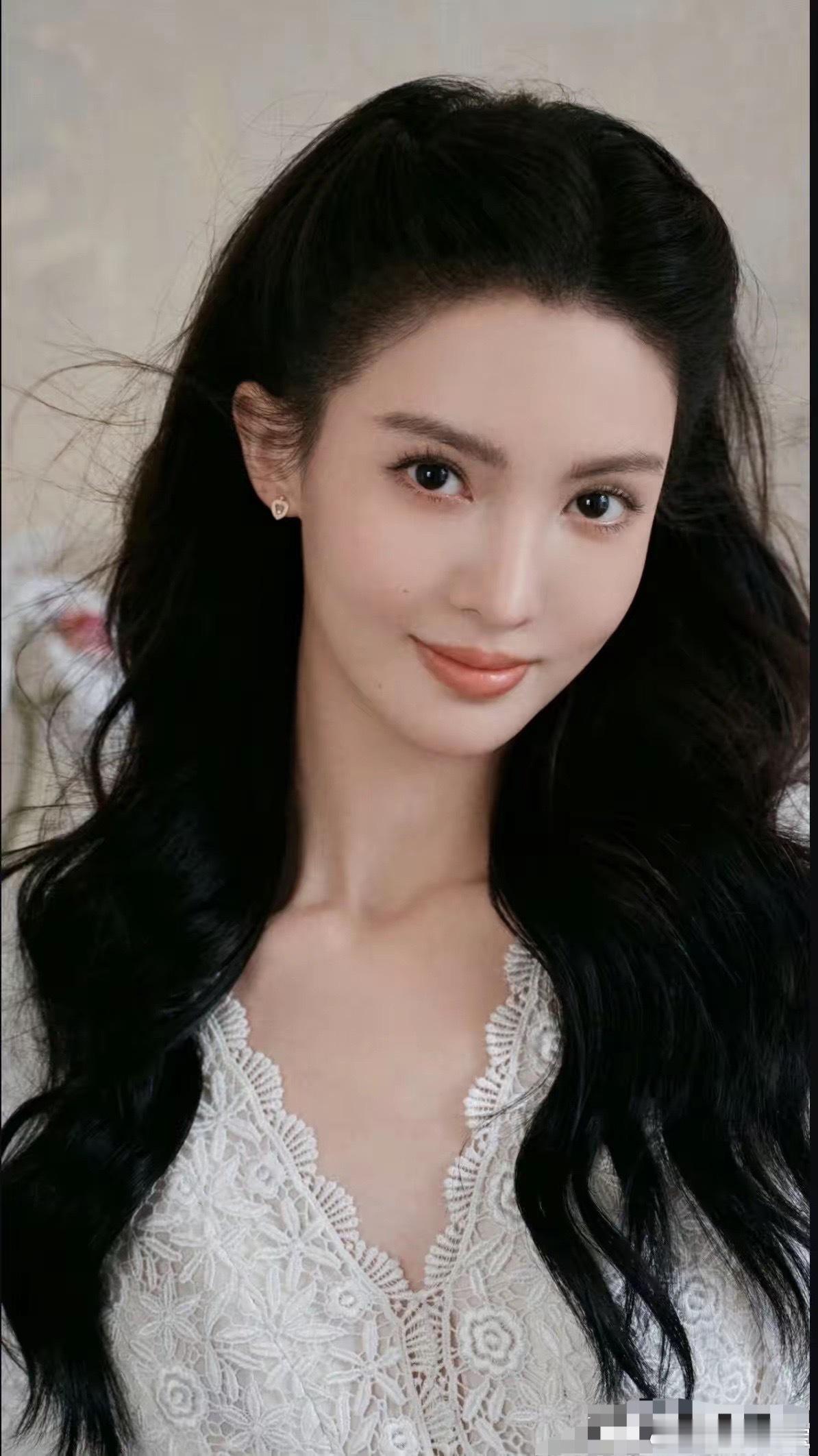 金晨这招太高了，她没在直播间里跟网友卖惨，也没说节目组的坏话，而是大大方方的说王