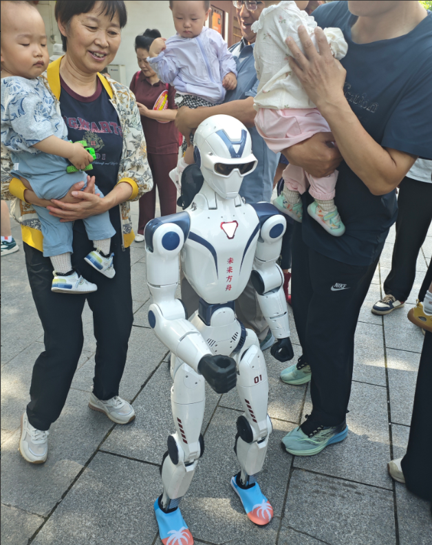 西安街头惊现机器人和人互动。