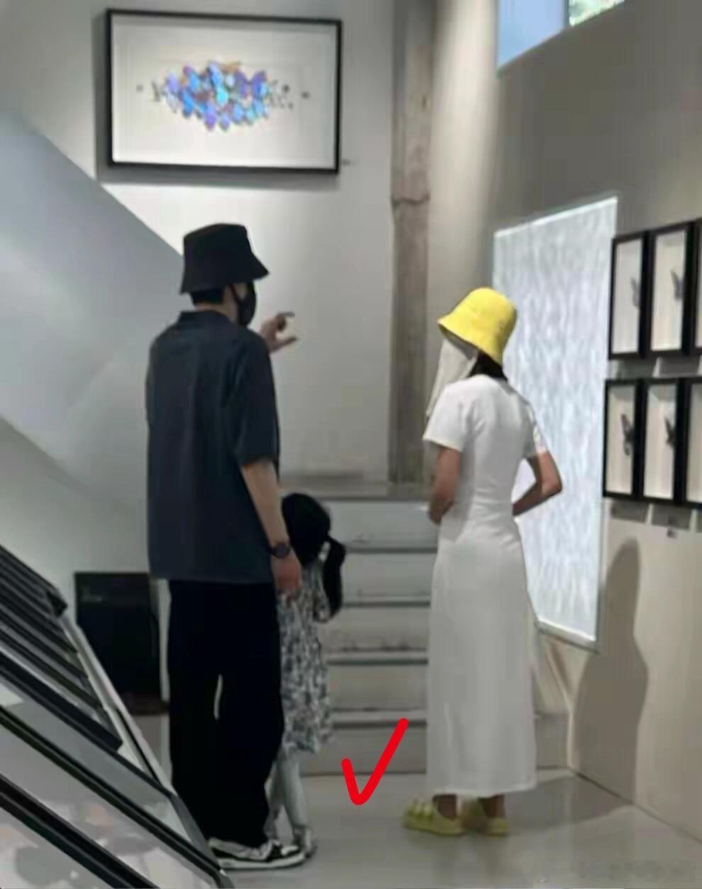 张若昀夫妇带娃看艺术展，果然当妈的都会给孩子准备一个水杯​​​