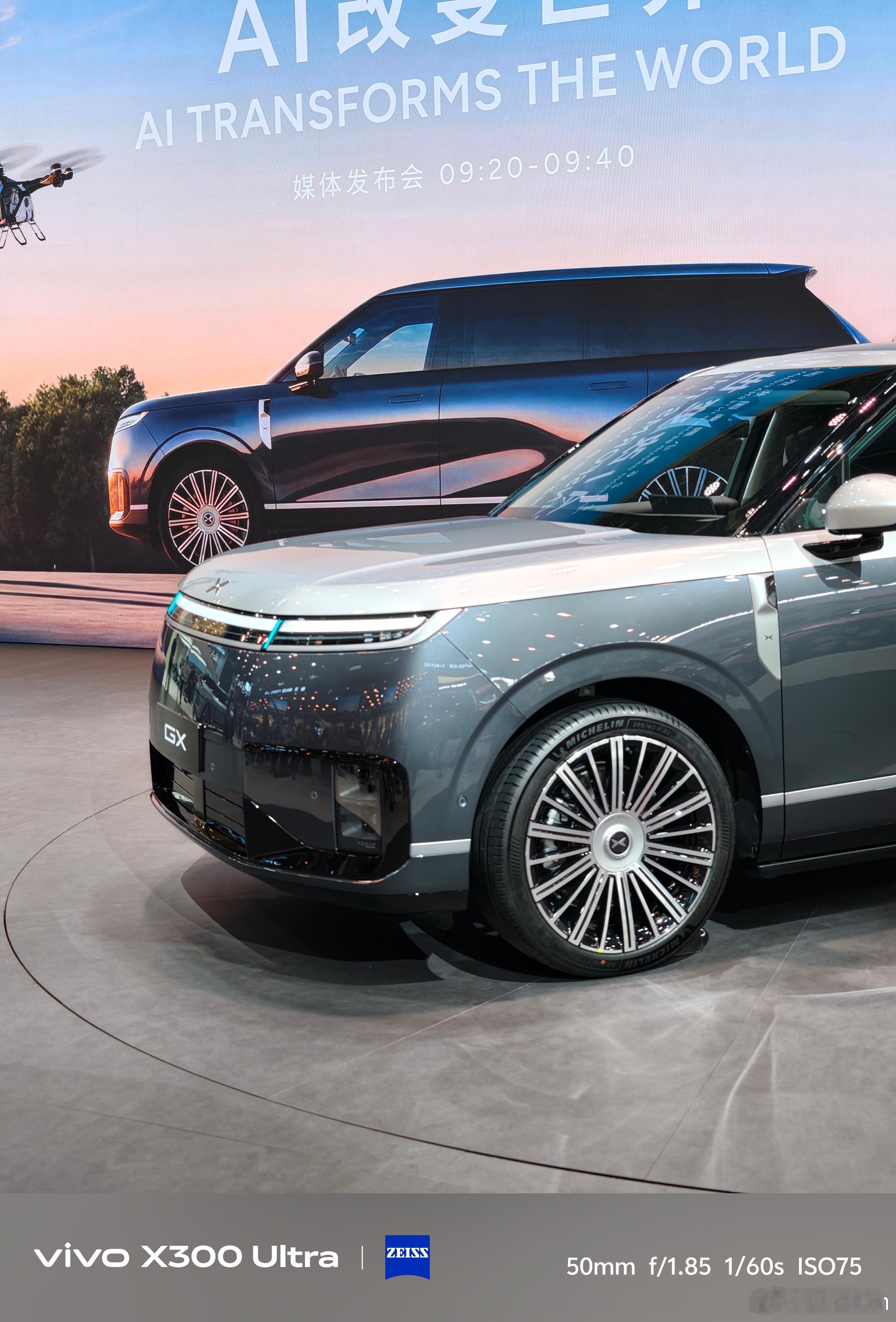 小鹏GX还有一个神秘新颜色：昆仑云境，经典的双拼色，低饱和度搭配，很有质感。选装