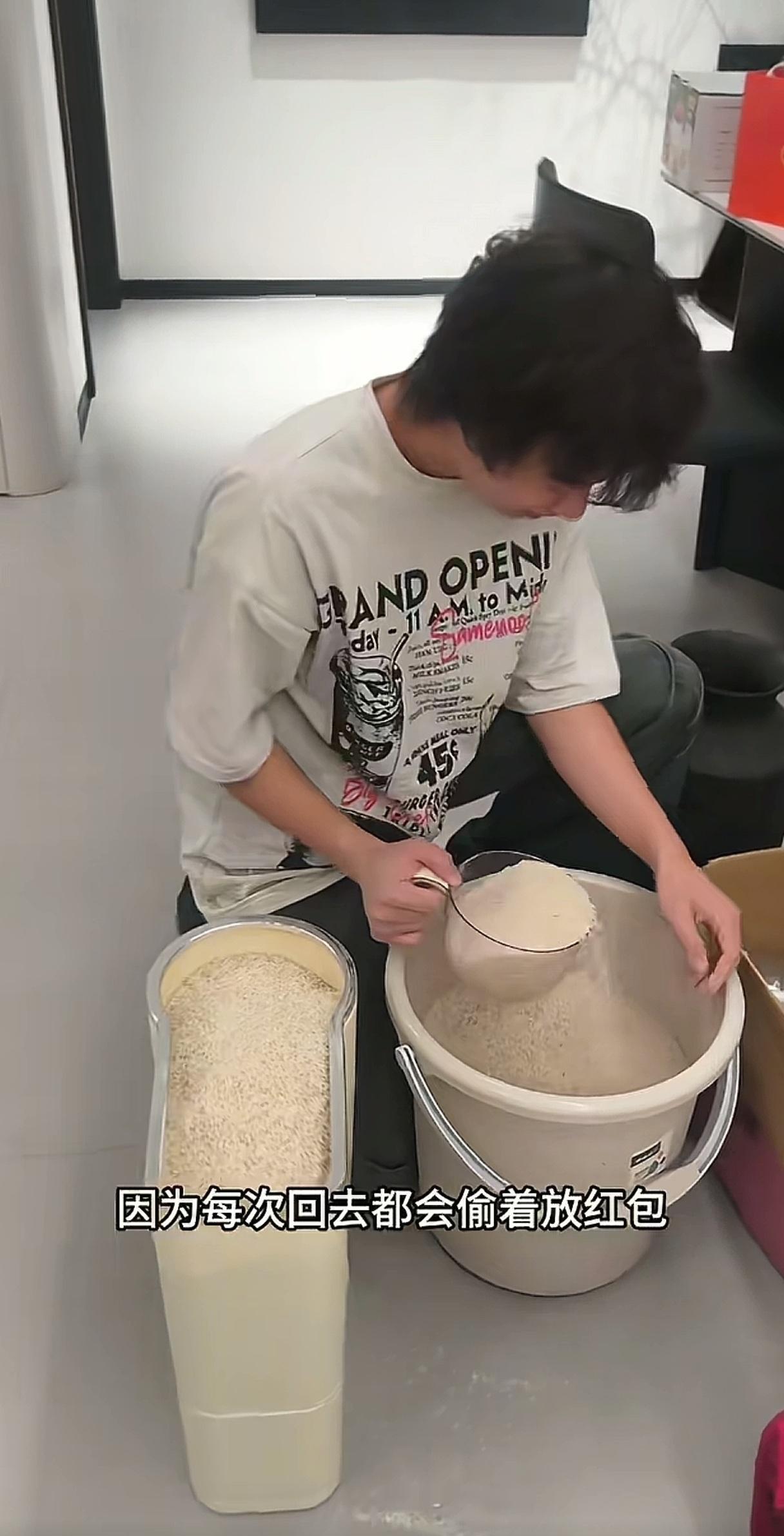真的看哭了！长沙一女子从娘家回来，跟往常一样，每次都会从妈妈家里带回来一堆东西，