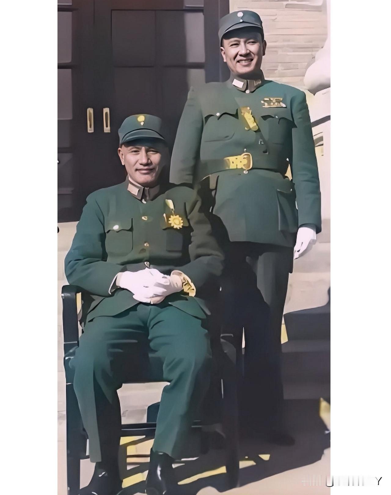 这才是蒋介石和白崇禧的真实模样，不是演员饰演的角色！面貌清晰可见，这张老照片摄于