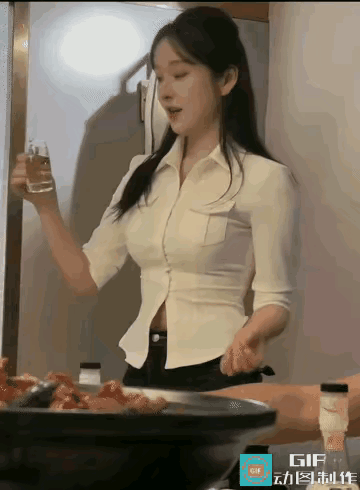 敢这么喝白酒的女生，真的不多，酒量不是特别高的绝对两杯就倒