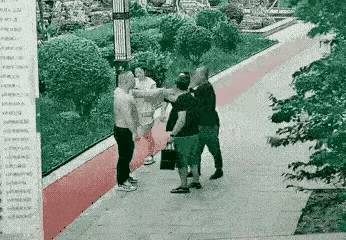 哈哈哈仔细看那个黑衣大汉像极了米国气势汹汹一副不可一世的熊样三拳两脚就