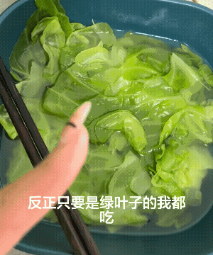 小姑娘减肥都魔怔了，每天都吃水煮绿叶子菜，直到有一天她身体不适，感觉没有力气去医