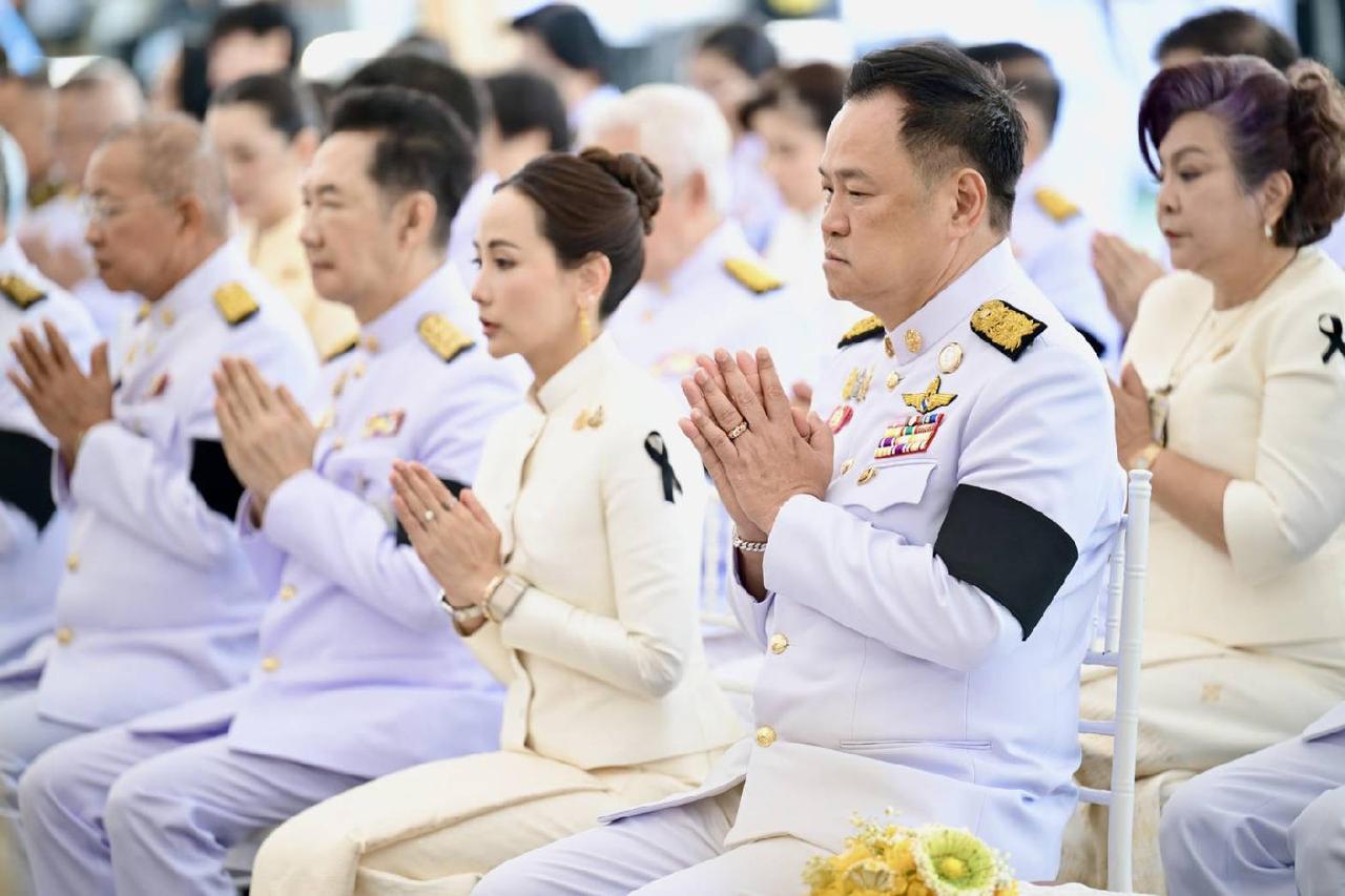 阿努廷虽然深得泰王信任，在多项纪念活动中担任主礼，但从他的表情可以看出四个字：落