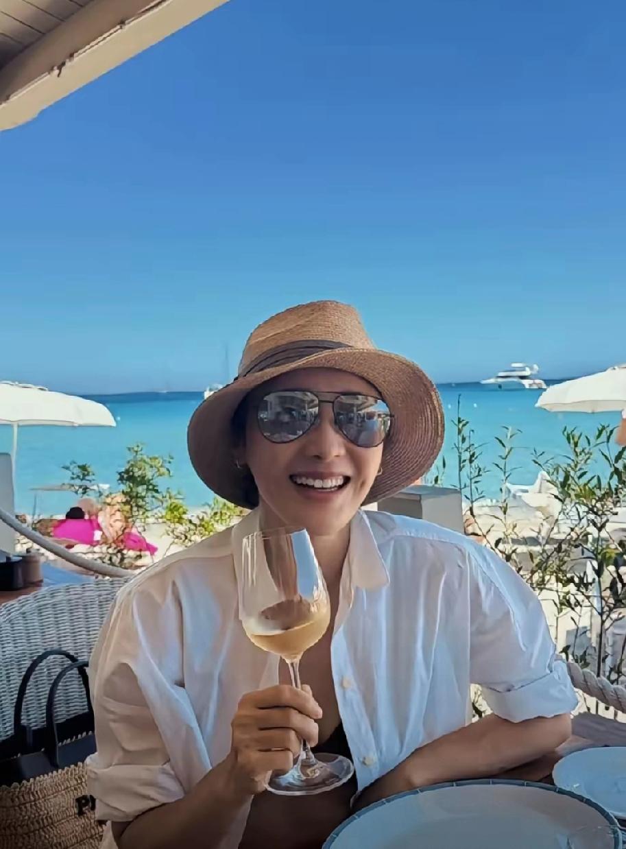 54岁黎姿欧洲游艇度假，泳衣出镜状态惊艳众人黎姿分享欧洲度假