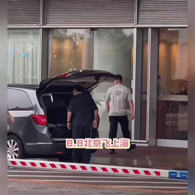 终于看到王一博的腿了[捂脸哭][捂脸哭][捂脸哭]。8.8，他早早地就到机场了，准备