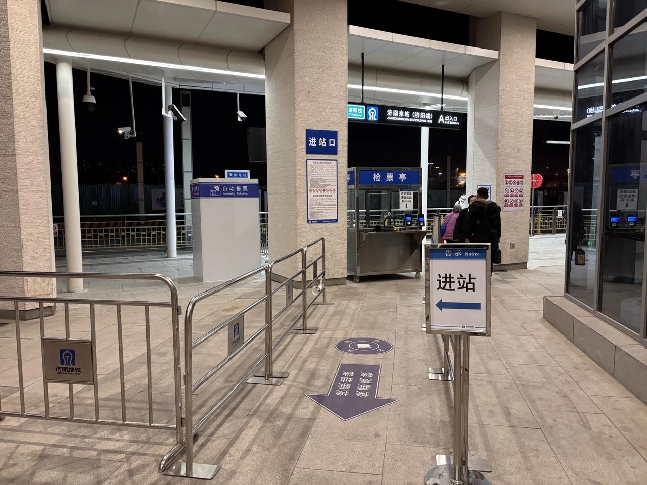 为了打击逃票的现象，济南地铁济阳有轨电车突击上马检票岗亭。济阳有轨电车设计