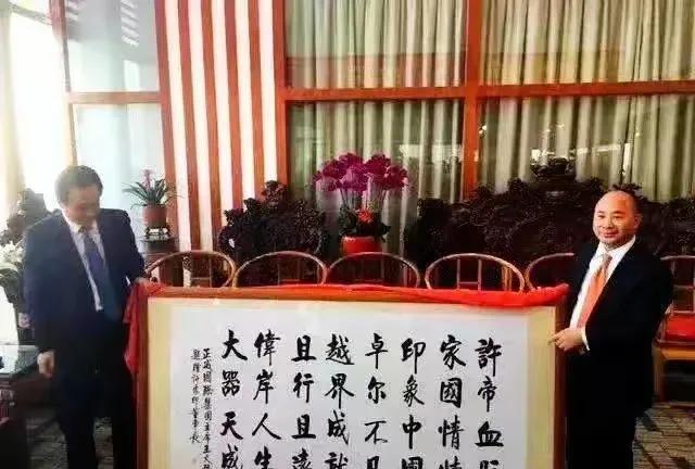 当年许家印有多狂吧，他竟然能用伟大来形容自己，别人这么给他写，他还真敢这么接，真
