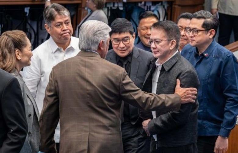 就在6月3日，菲律宾参议院再次爆发“政变”，马科斯阵营推选出新的参议长，究竟谁在