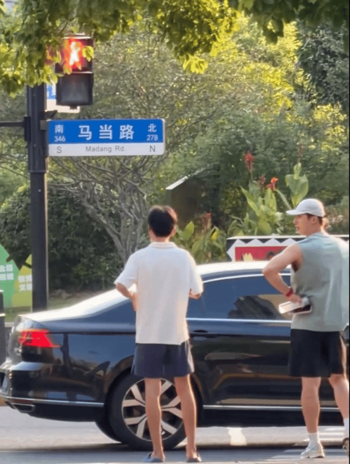 黄景瑜︱今日路人偶遇20260801在这个火热的日子里，黄Sir在大雨之后又上街