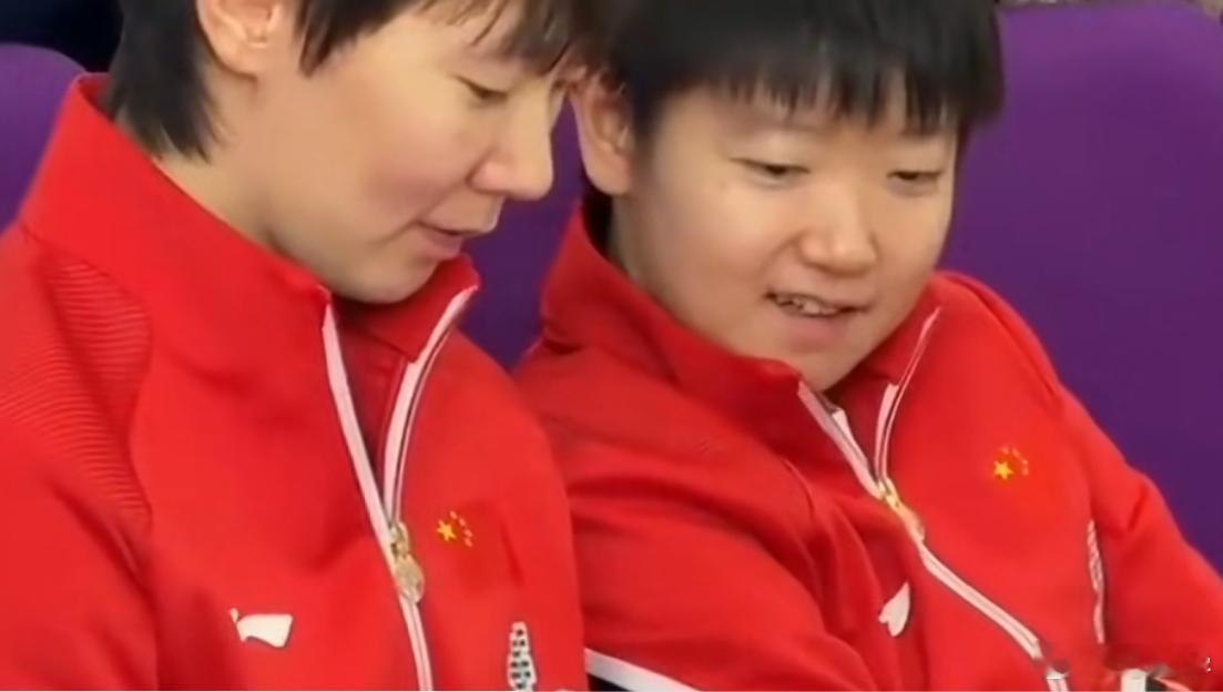 王曼昱给孙颖莎看手机两孩子一块玩手机，好同事好同学好战友，多么温馨的场面