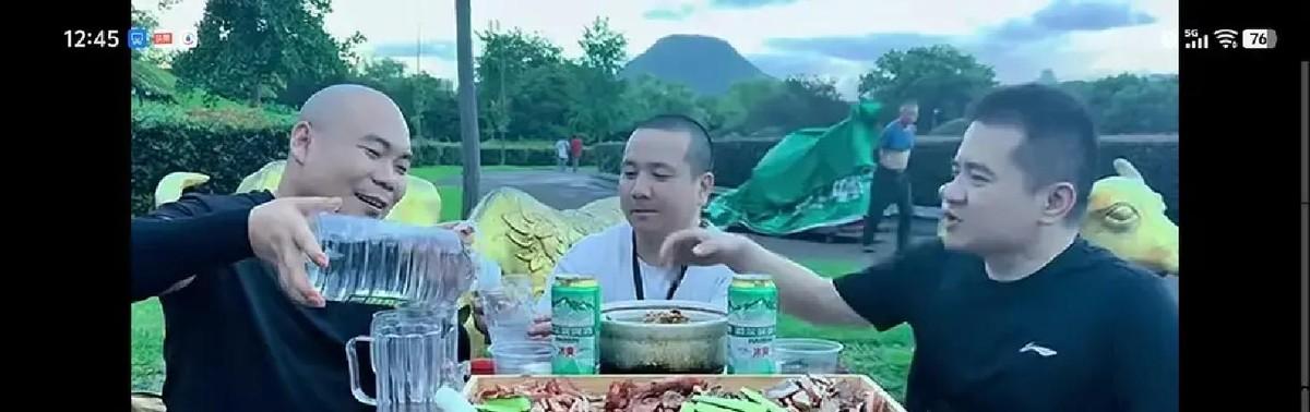 满桌子的下酒菜都没怎么动，十三哥盯着大红猛灌下去的那几瓶白酒，默默夹起一筷子菜塞