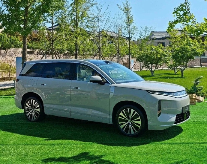 比亚迪大唐EV，一下子让零跑D19有了很大的配置力、配价比、品价比的对比压力。2