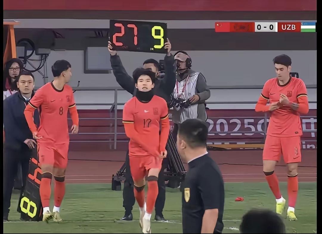 近日一张国足比赛照片在网上发酵。照片显示三名球员穿着长袖外套和围脖上场，而裁判穿