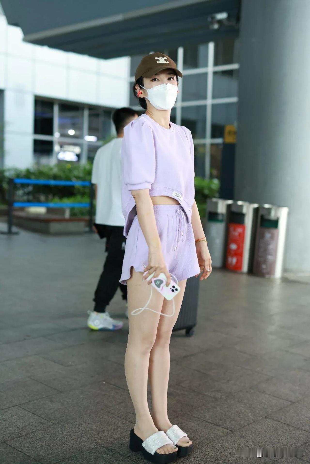 黄奕这机场穿搭太“叛逆”啦！别人到这岁数走端庄路线，她倒好清凉解暑，浅紫短打