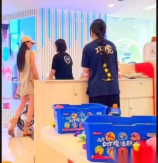 当你以为阔太逛街都在扫荡奢侈品包包时，马筱梅推着才5个月大的汪宝儿，直接转头扎进
