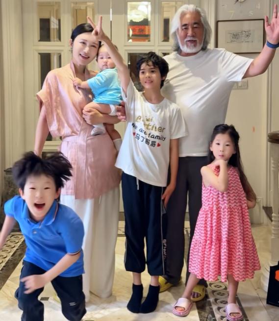 实在搞不懂杜星霖是怎么想的！张纪中今年已经75岁的高龄了。他们婚后生了三