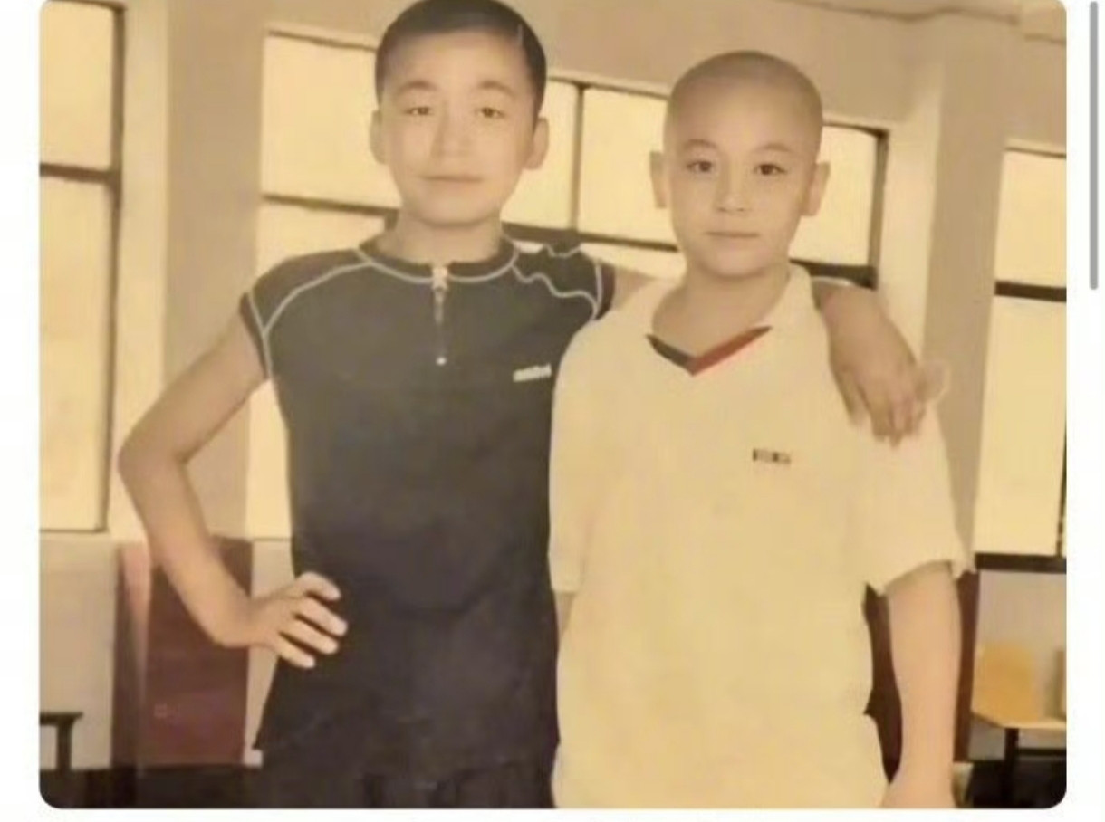 释小龙和王宝强居然是师叔师侄关系。1990年才2岁的释小龙就被父亲送进嵩山少林