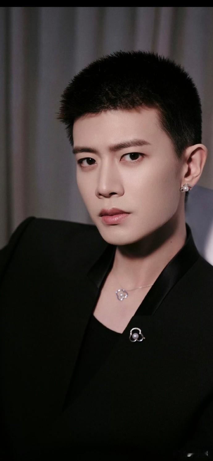 《风与潮》，有没有一个角色让你特别佩服？我选任嘉伦演的何贤这人真的太“轴”了，