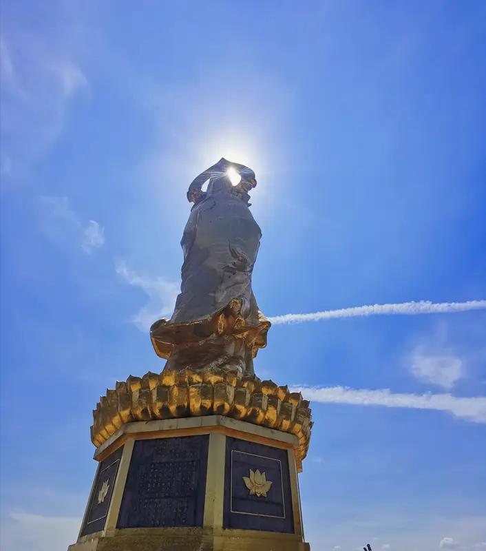 地藏，是你足下的善念。（修根基与孝道）观音，是你心中的悲悯。（慈悲与因果观）