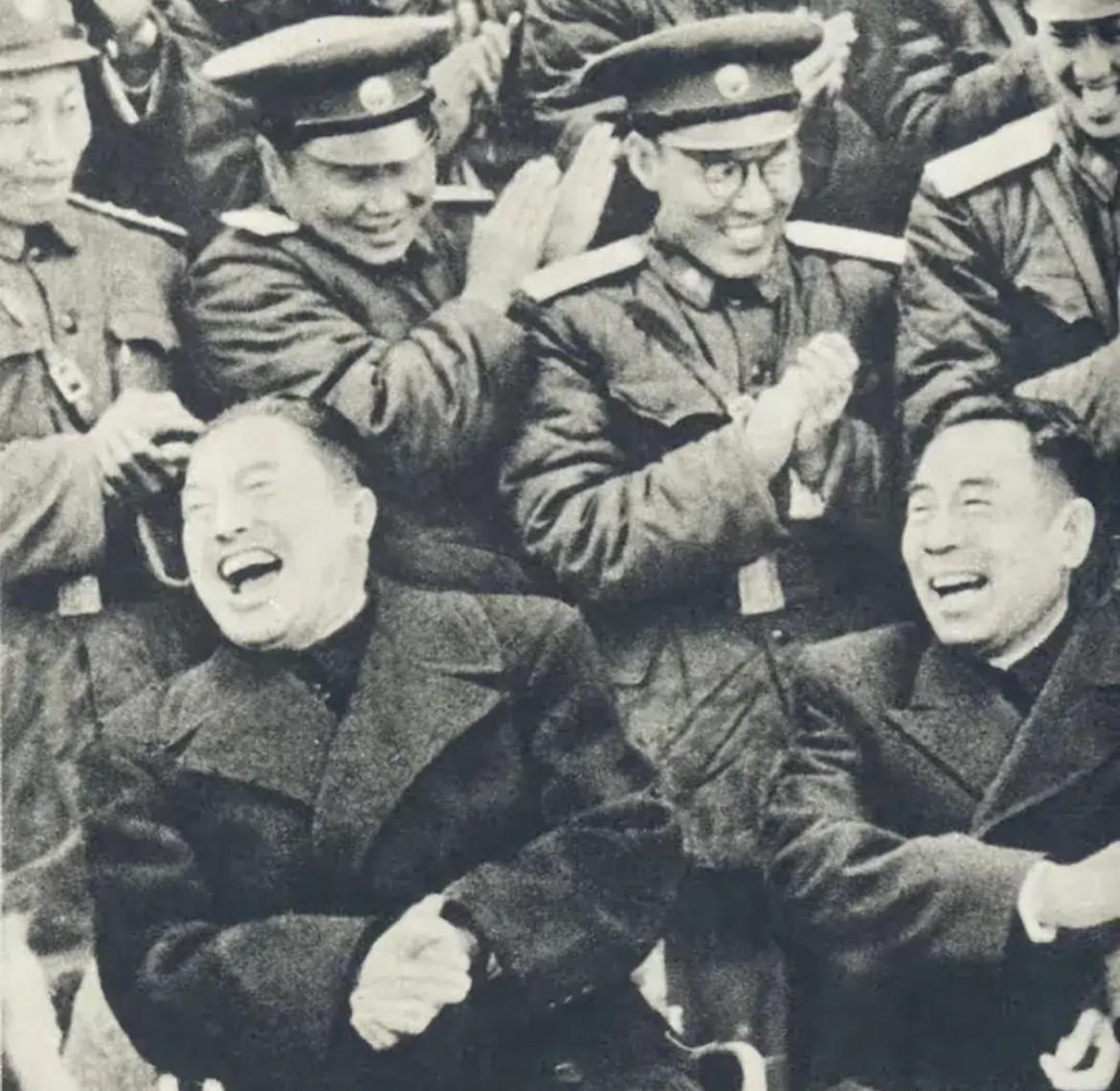 1957年2月，周恩来总理、贺龙副总理在昆明接见昆明军区干部代表时开怀大笑的瞬间