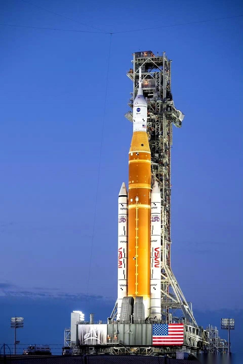 你敢信吗？就飞过一次的火箭，第二次，就要塞四个人进去。目标，绕着月亮飞一圈。