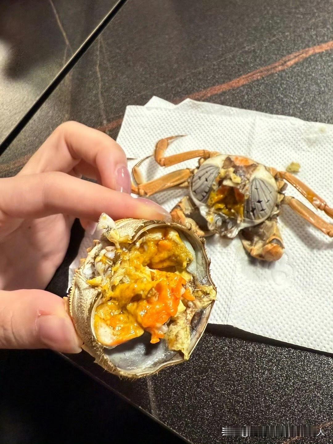 我有一个表妹怀孕4个月了，她从来不忌口。经常都吃烧烤，天天喝饮料，连柿子这种凉性