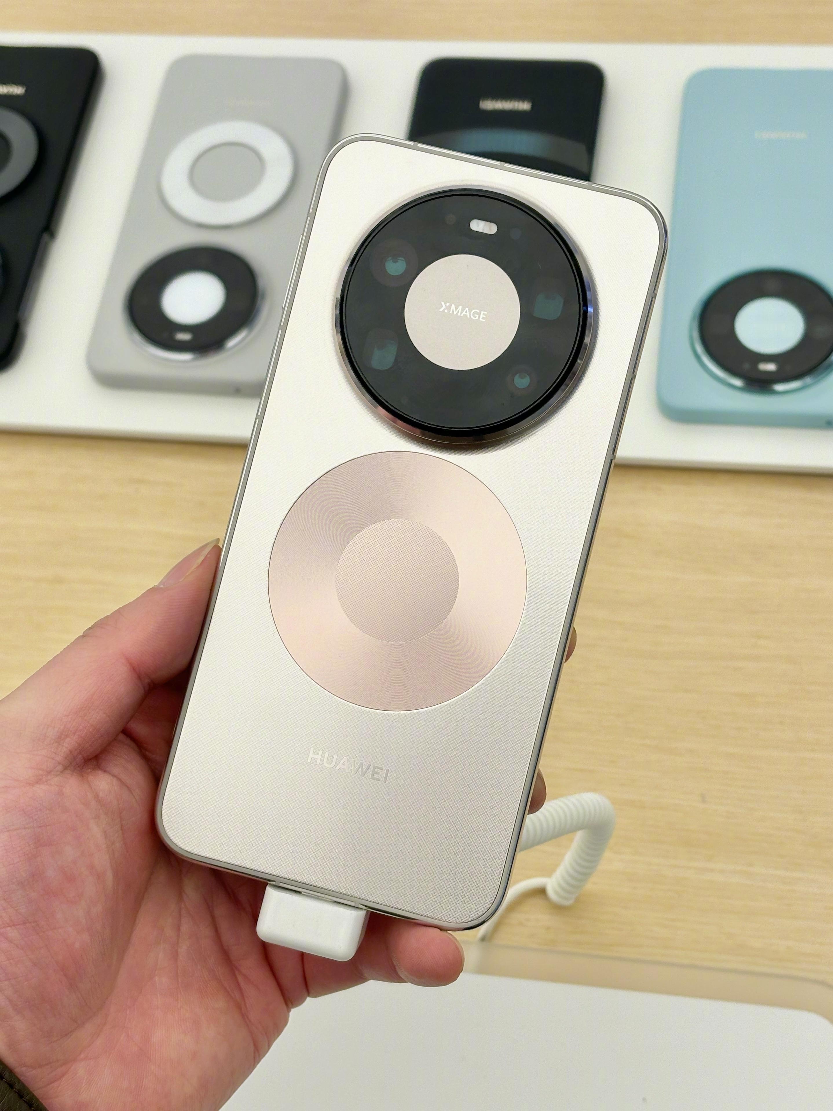 Mate80ProMax还是建议大家选择极昼金，确实更好看，男女用户都能驾驭