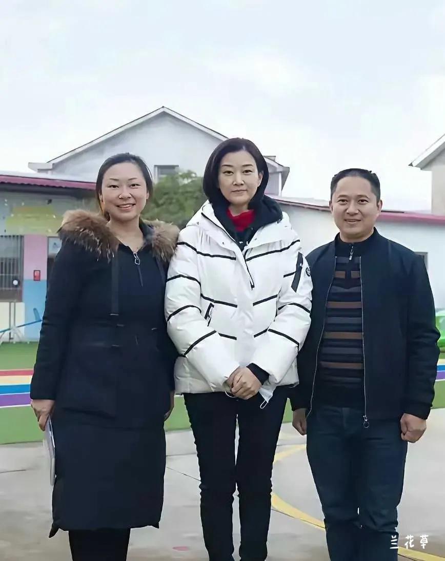 尽管已经老了，但还看得出她的“神”颜。试问中间这位是谁？说得出她名字的人一定特