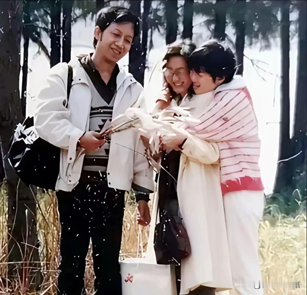 1991年，易中天在武汉大学教书时和夫人李华，以及女儿易海贝出游时的照片。易中天